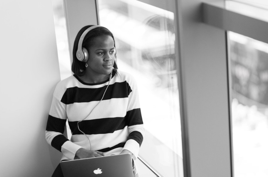 There are many positives to wearing headphones at work
